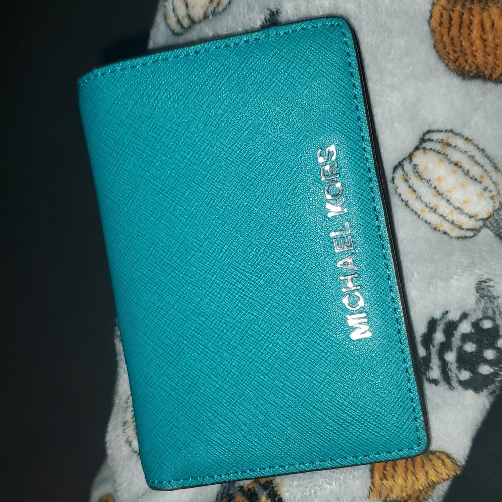 Michael Kors Medium Jet Set Travel Slim Wallet